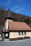 Vue extérieure avec la Chapelle du cimetière au 1er plan. Cliché personnel (mars 2010)