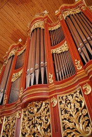 Vue rapprochée de la Montre et du buffet de l'orgue Rieger. Cliché personnel