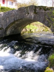 Joli pont à Môtiers passant sur le Bied. Cliché personnel