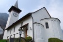 Vue de l'église de Wimmis, avec ses absides romanes. Cliché personnel (avril 2010)