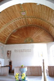 Vue du choeur avec sa belle voûte boisée de 1500. Cliché personnel