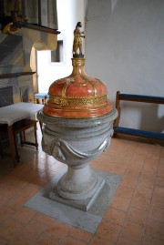 Fonts baptismaux dans la chapelle romane, derrière le maître-autel. Cliché personnel