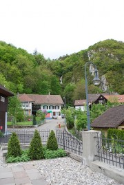 L'église d'Egerkingen est édifiée tout contre les contreforts du Jura. Ici une cascade. Cliché personnel