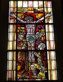 Une Crucifixion, vitrail d'A. Schweri. Cliché personnel (mai 2010)