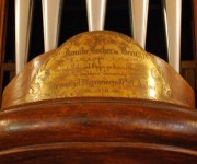 Plaque de dédicace de l'orgue avec la date de 1870. Cliché personnel