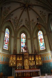 Vue du choeur de l'église avec ses trois verrières de J. de Castella. Cliché personnel