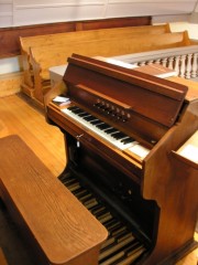 Orgue du Temple des Bayards: jolie console à un clavier et pédalier. Cliché personnel