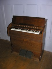 Temple des Bayards: l'harmonium près de la chaire signé Hugo E. Jacobi, Neuchâtel. Cliché personnel. Cet instrument fonctionne bien