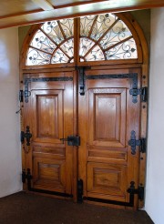 Porte d'entrée de l'église avec ferronnerie d'art ancienne. Cliché personnel