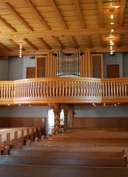 Vue plus rapprochée de l'orgue Kuhn. Cliché personnel