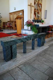 Mobilier liturgique en marbre. Cliché personnel
