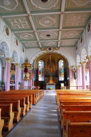 Vue intérieure de l'église: noter les couleurs vives. Cliché personnel