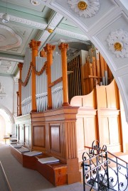Vue en perspective de l'orgue avec les tuyaux visibles derrière la Montre. Cliché personnel