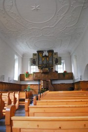 Vue intérieure de l'église avec l'orgue et la chaire au fond. Cliché personnel