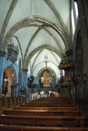 Vue intérieure de la nef romane en direction du choeur. Cliché personnel