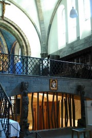Vue de l'entrée de la crypte et vue sur le choeur des prêtres, au-dessus, et sur l'orgue de choeur. Cliché personnel