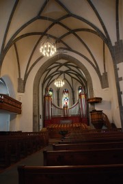 Vue intérieure de la nef en direction du choeur, et de l'orgue. Cliché personnel