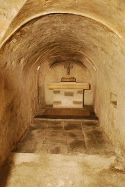 Vue de la partie funéraire carolingienne de la crypte avec l'autel dédié à Lucius. Cliché personnel