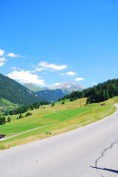 Vue en direction des massifs montagneux et de la route menant à Davos. Cliché personnel