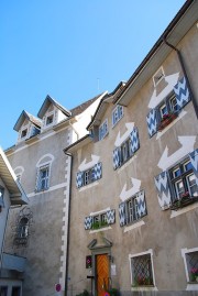 Vue d'une façade d'immeuble ancien dans Ilanz. Cliché personnel