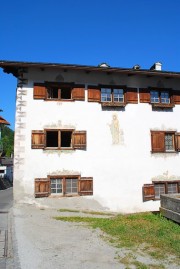 Une maison typique des Grisons à Schluein. Cliché personnel