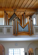 Vue de l'orgue Mathis/Mutzner de l'église catholique de Landquart. Cliché personnel (juill. 2010)