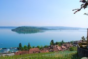 Panorama sur le village au bord du lac et sur l'île St-Pierre. Cliché personnel