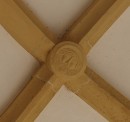La clef de voûte de l'ancien choeur, à la base de la tour, et son curieux relief. Cliché personnel