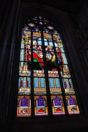 La très grande verrière située entre les deux tourelles principales de l'orgue. Cliché personnel