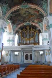 Vue intérieure en direction du grand orgue Kuhn. Cliché personnel