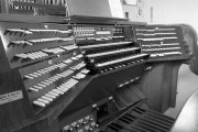 Vue de la console de l'orgue. Crédit: http://ofsg.org/wp-content/uploads/2010/12/BULL085a.pdf