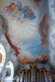 Vue du plafond peint vers le grand orgue Steinmeyer. Cliché personnel