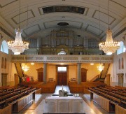 Vue du grand orgue et de l'espace sacré avec éclairage artificiel demandé. Cliché personnel