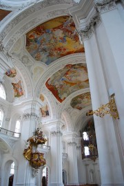 Les voûtes peintes en direction du grand orgue. Cliché personnel