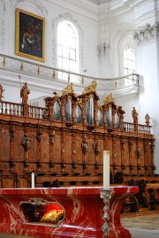 Orgue de choeur gauche (Evangile), avec la Relique au premier plan. Cliché personnel