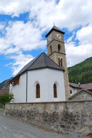 Vue de l'église de Tschierv. Cliché personnel (juillet 2011)