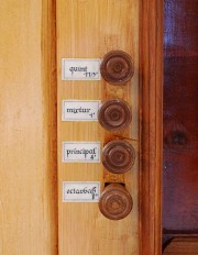 Les tirants de registres à gauche. Cliché personnel