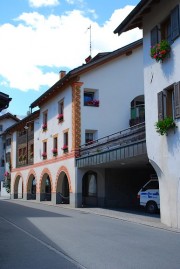 Rue centrale de Müstair conduisant à l'abbaye. L'Hospice se trouve dans cette rue. Cliché personnel