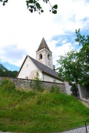 Vue de l'église de Lavin. Cliché personnel (juillet 2011)
