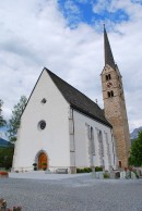 Vue extérieure de l'église de Scuol. Cliché personnel