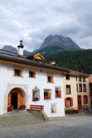 Vue dans le village, maisons typiques de l'Engadine. Cliché personnel