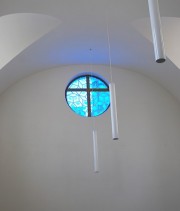 Vue intérieure avec un vitrail à l'opposé de l'orgue. Cliché personnel