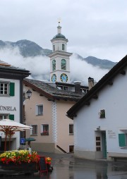 Vue de l'église de Sils-Maria en perspective dans le village. Cliché personnel (juillet 2011)
