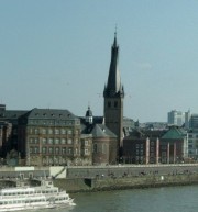 Eglise St Lambertus de Düsseldorf, au bord du Rhin. Crédit: //de.wikipedia.org/