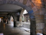 Arcades en ville d'Arbois, au centre. Cliché personnel