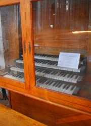 Vue de l'ancienne console remplacée par Y. Cabourdin. Cliché personnel