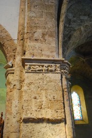 Détail d'un arc des voûtes avec un chapiteau ancien (roman ?). Cliché personnel