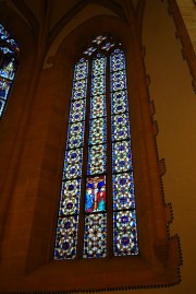 Verrière à droite dans le choeur, avec un élément ancien. Cliché personnel