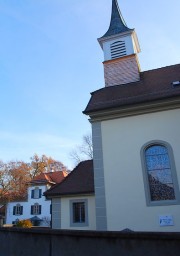 Vue de l'église avec le château à l'arrière-plan. Cliché personnel (nov. 2011)