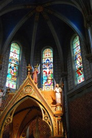 Autre vue dans le choeur avec des vitraux remarquables. Cliché personnel